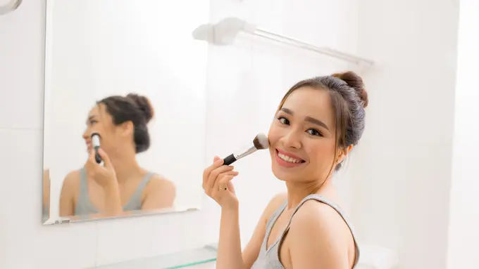 5 Tips Memilih Foundation yang Tepat Sesuai Warna dan Tipe Kulit Wajah Kamu, Dijamin Hasilnya Flawless!