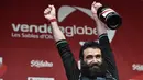 Alan Roura berada di podium usai perlombaan layar keliling dunia Vendee Globe, Prancis, Senin (20/2). Pelaut berusia 23 tahun ini berada di peringkat ke-12 dalam perlombaan menantang maut tersebut. (AFP PHOTO/JEAN-SEBASTIEN Evrard)