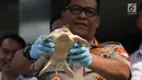 Polisi menunjukkan kura-kura moncong babi saat rilis perdagangan satwa dilindungi di Polda Metro Jaya, Jakarta, Rabu (26/9). Subdit Sumdaling Ditreskrimsus Polda Metro Jaya mengungkap penjualan satwa dilindungi di media sosial. (Merdeka.com/Imam Buhori)