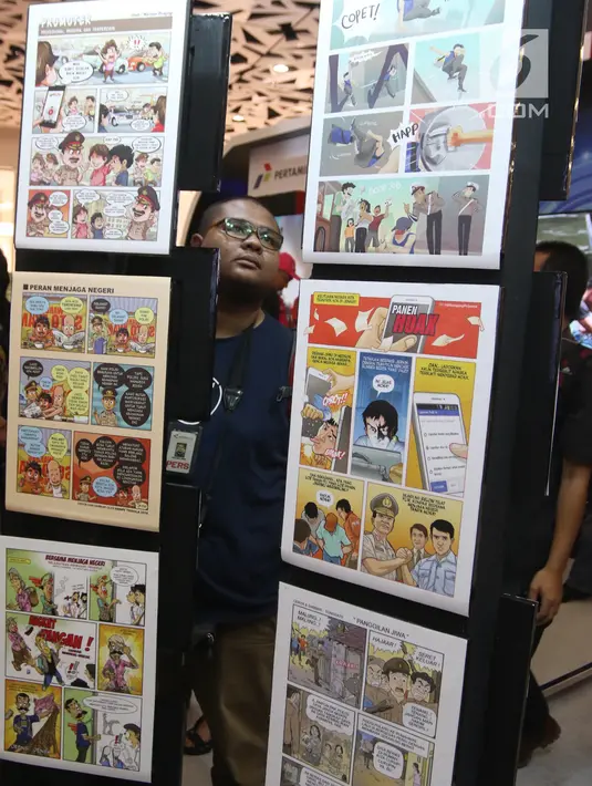 Pengunjung mengamati karya-karya foto pemenang Anugerah Jurnalistik Polri 2018 di Gandaria City, Jakarta, Rabu (18/7). Terdapat 641 peserta yang mengikuti lomba melalui karya jurnalistik, foto dan komik. (Liputan6.com/Arya Manggala)