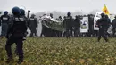 Bentrokan terjadi antara polisi setempat dengan aktivis anti-nuklir saat menggelar aksi demonstrasi di Mandres-en-Barrois, Prancis (3/3). (AFP Photo/Jean Christope Verhaegen)