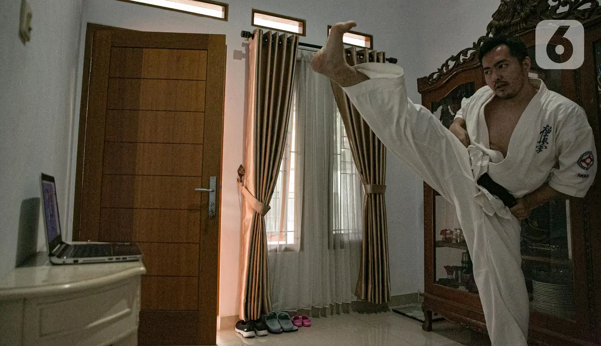Charlie (28) instruktur karate mengajar murid secara virtual di Jakarta, Sabtu (13/2/2021). Selama pandemi Covid-19 murid-murid berlatih setiap hari Sabtu sekitar 1.5 jam. (Liputan6.com/Faizal Fanani)