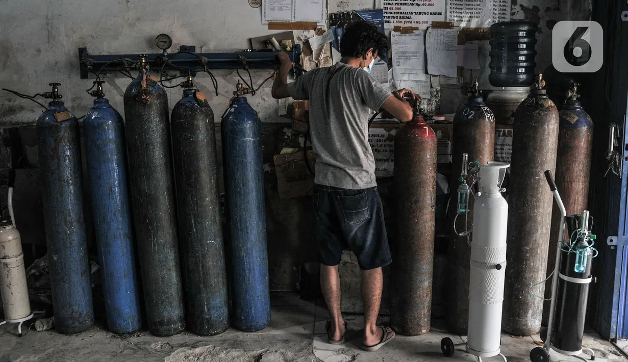 Pekerja saat mengisi ulang tabung oksigen di kawasan Pramuka, Jakarta, Kamis (24/6/2021). Kelangkaan juga menyebabkan harga tabung oksigen naik, untuk ukuran 1 kubik saat ini dijual kisaran Rp 1 juta dari harga sebelumnyya Rp800 ribu. (merdeka.com/Iqbal S. Nugroho)