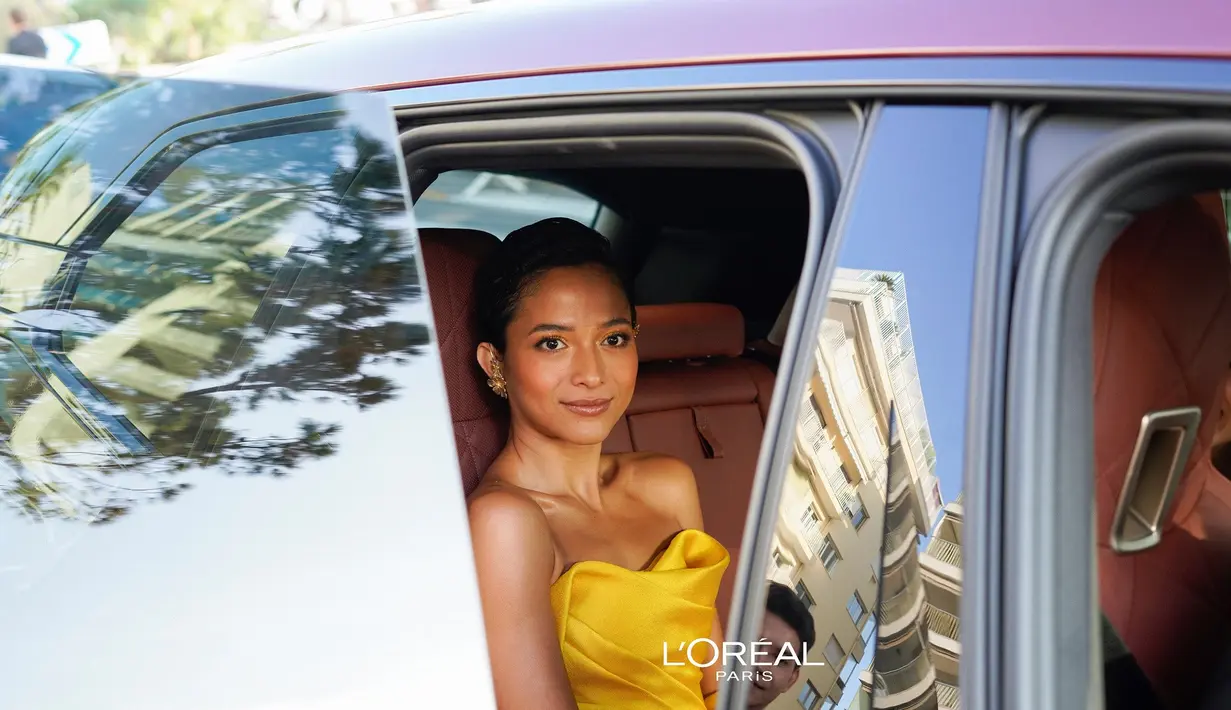 Area kelopak mata dipoles dengan eyeshadow berwarna coklat ditambah shimmer emas di bagian tengah, menyesuaikan tema 24K yang dipilih sang MUA. [Credit: @glenprasetya].
