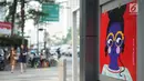 Karya seni rupa terlihat di halte bus Jalan Jenderal Sudirman, Jakarta, Selasa (27/8/2019). Karya seni yang dipajang di halte bus dan stasiun MRT tersebut dibuat dalam rangkaian acara Jakarta Art Week 2019. (Liputan6.com/Immanuel Antonius)