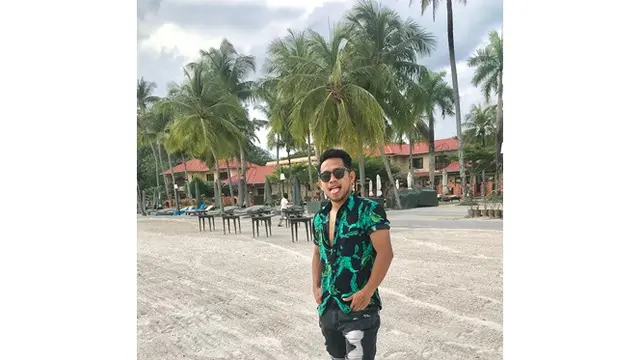 6 Gaya Liburan Andik Vermansah di Pantai, Lepas Penat