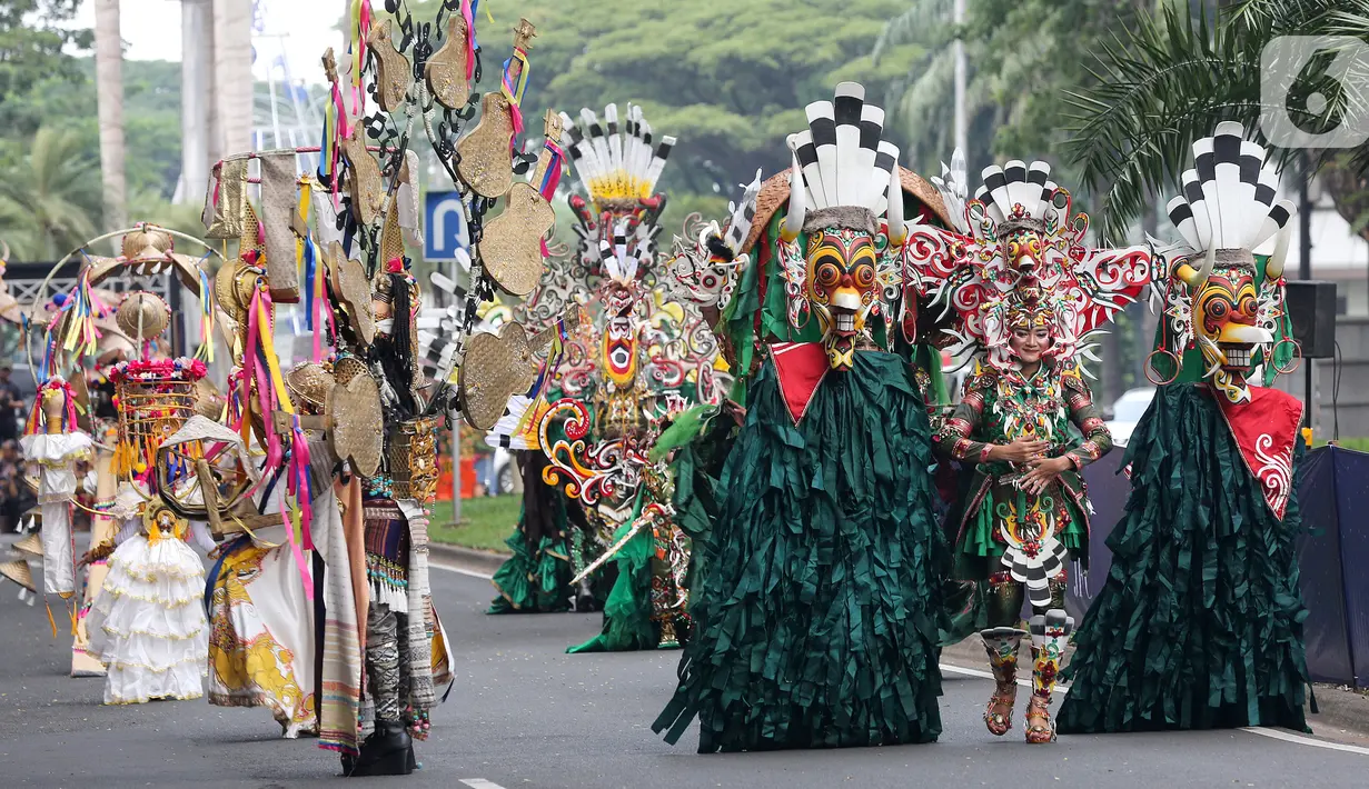 Model membawakan busana dalam Jember Fashion Carnaval (JFC) di Lippo Karawaci, Tangerang, Banten, Sabtu (23/11/2019). Acara dengan menghadirkan 80 kostum unik merupakan rangkaian Lippo Village Festival 2019 mengusung tema Tribal Grandeur. (Liputan6.com/Fery Pradolo)