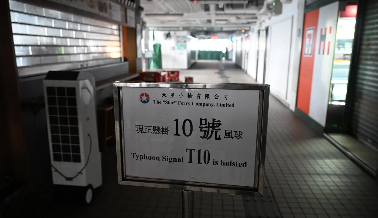 Pemerintah Hong Kong mengeluarkan peringatan badai tertingginya, sinyal No. 10 pada Minggu 20 Juli 2025 pagi waktu setempat akibat Topan Wipha. (Peter PARKS/AFP)