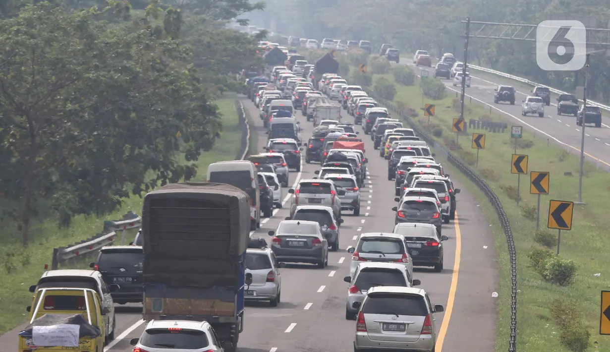 <p>Kendaraan pemudik melintas saat penerapan kebijakan jalur satu arah atau one way di ruas Jalan Tol Cikopo-Palimanan, Subang, Jawa Barat, Jumat (29/4/2022). Kepadatan kendaraan pemudik masih terlihat di beberapa titik, meskipun kebijakan one way telah dilakukan sejak pagi hari Jumat ini dimulai dari KM 47 sampai KM 414 Tol Kalikangkung. (Liputan6.com/Herman Zakharia)</p>