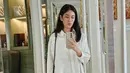 Dian Satrowardoyo tampil chic yang juga bisa kamu jadikan inspirasi tampil di acara bukber. Ia mengenakan oversized shirt berwarna putih, dipadukannya dengan celana legging hitam. [Foto: Instagram/therealdisastr]