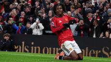 Pemain Manchester United, Patrick Dorgu melakukan selebrasi setelah mencetak gol ke gawang Newcastle dalam laga bertajuk Boxing Day Liga Inggris 2025/2026 di Old Trafford, Manchester, Inggris, Jumat (26/12/2025) waktu setempat. (AFP/Darren Staples)
