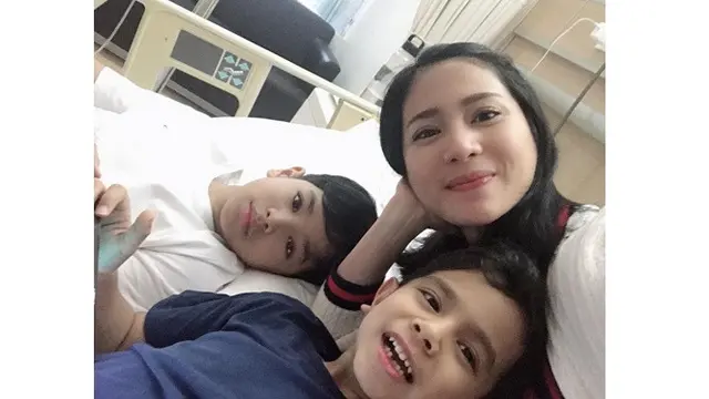 5 Gaya Bunga Zainal Bersama Dua Anaknya, Kompak Banget