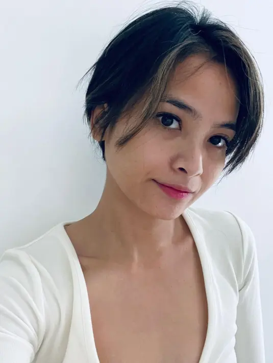 Melalui Instagramnya, Acha mengaku baru di usia 34 tahun dia berani potong rambut super pendek. [Foto: IG/septriasaacha].