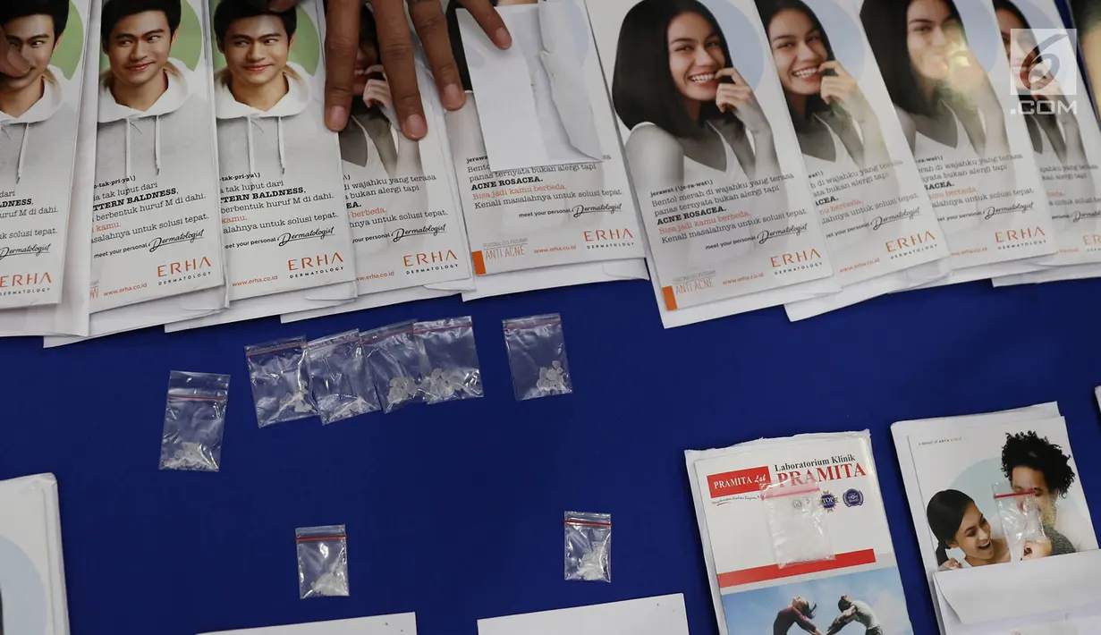 Barang bukti sabu diperlihatkan di Mapolres Jakarta Selatan, Jumat (14/7). Petugas mengamankan 25 paket sabu yang disimpan dalam brosur kecantikan dan brosur apartemen dari seorang tersangka wanita berinisial AK (35). (Liputan6.com/Immanuel Antonius)