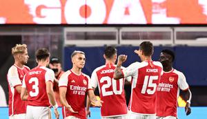 Pemain Arsenal merayakan gol yang dicetak Leandro Trossard dalam kemenangan 5-3 atas Barcelona dalam laga pramusim di SoFi Stadium, Inglewood, California, Kamis (27/7/2023) siang WIB. (Patrick T. Fallon / AFP)