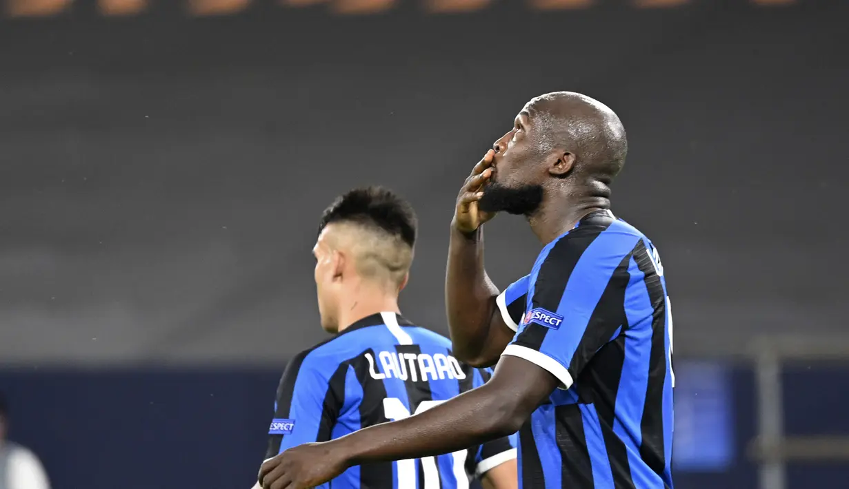 Penyerang Inter Milan, Romelu Lukaku berselebrasi usai mencetak gol ke gawang Getafe pada pertandingan babak 16 besar Liga Europa di Veltins-Arena di Gelsenkirchen, Jerman, Rabu, (5/8/2020). Inter menang 2-0 atas Getafe dan melaju ke perempat final.  (AP Photo/Ina Fassbender)