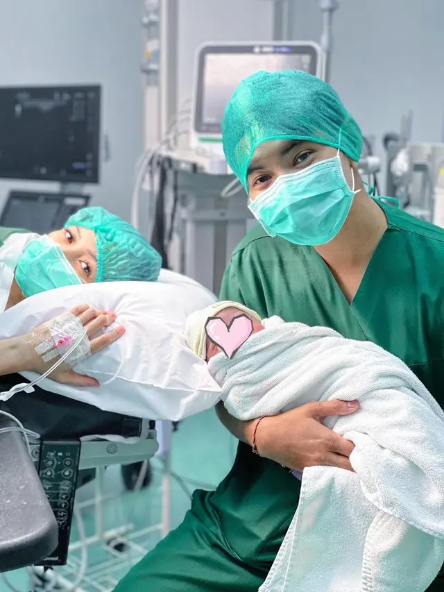 Dikaruniai Anak Laki-Laki Lagi, Ini 6 Momen Persalinan Istri Aditya Suryo