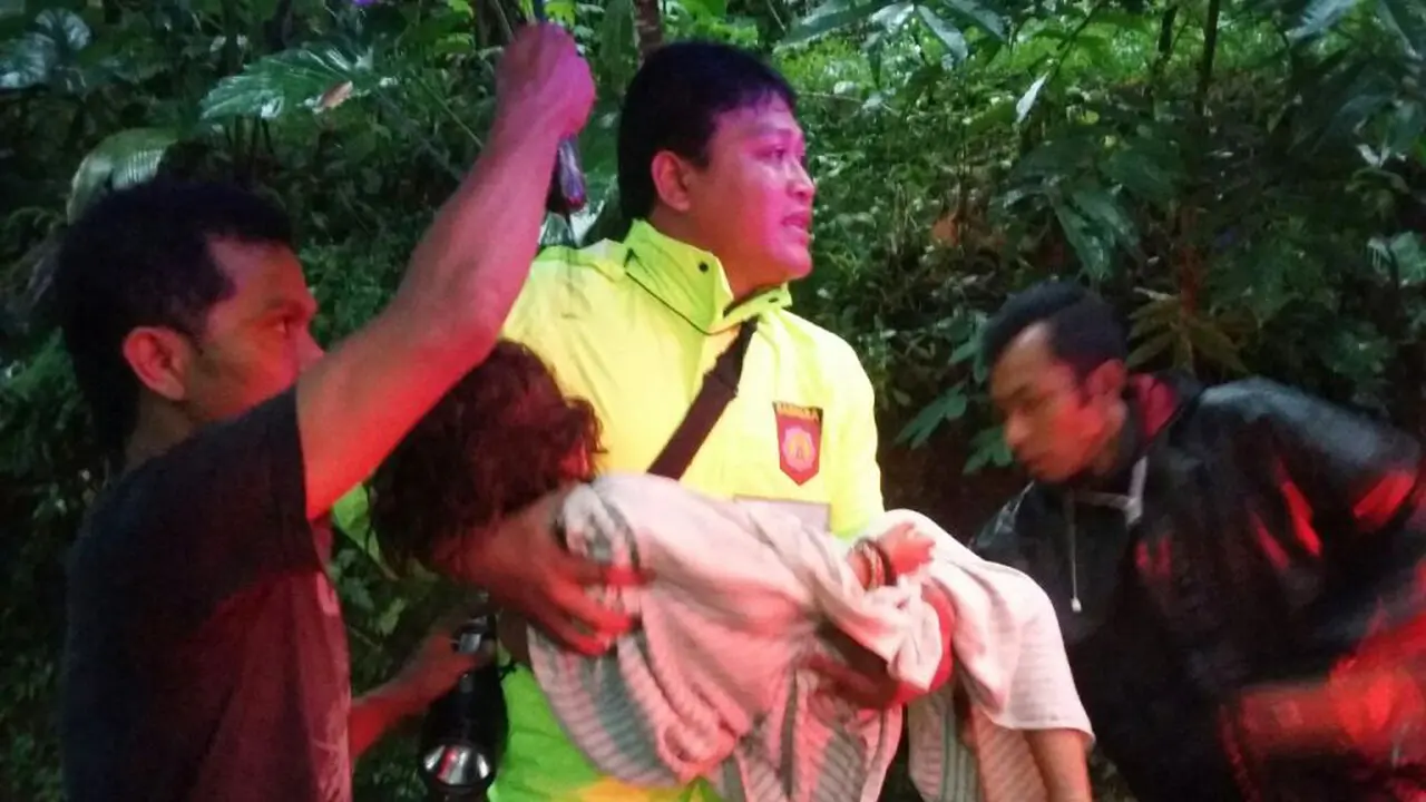 Korban longsor, Affifah Fitria Saki (5) saat dievakuasi. (Foto: Liputan6.com/Polres Wonosobo/Muhamad Ridlo)