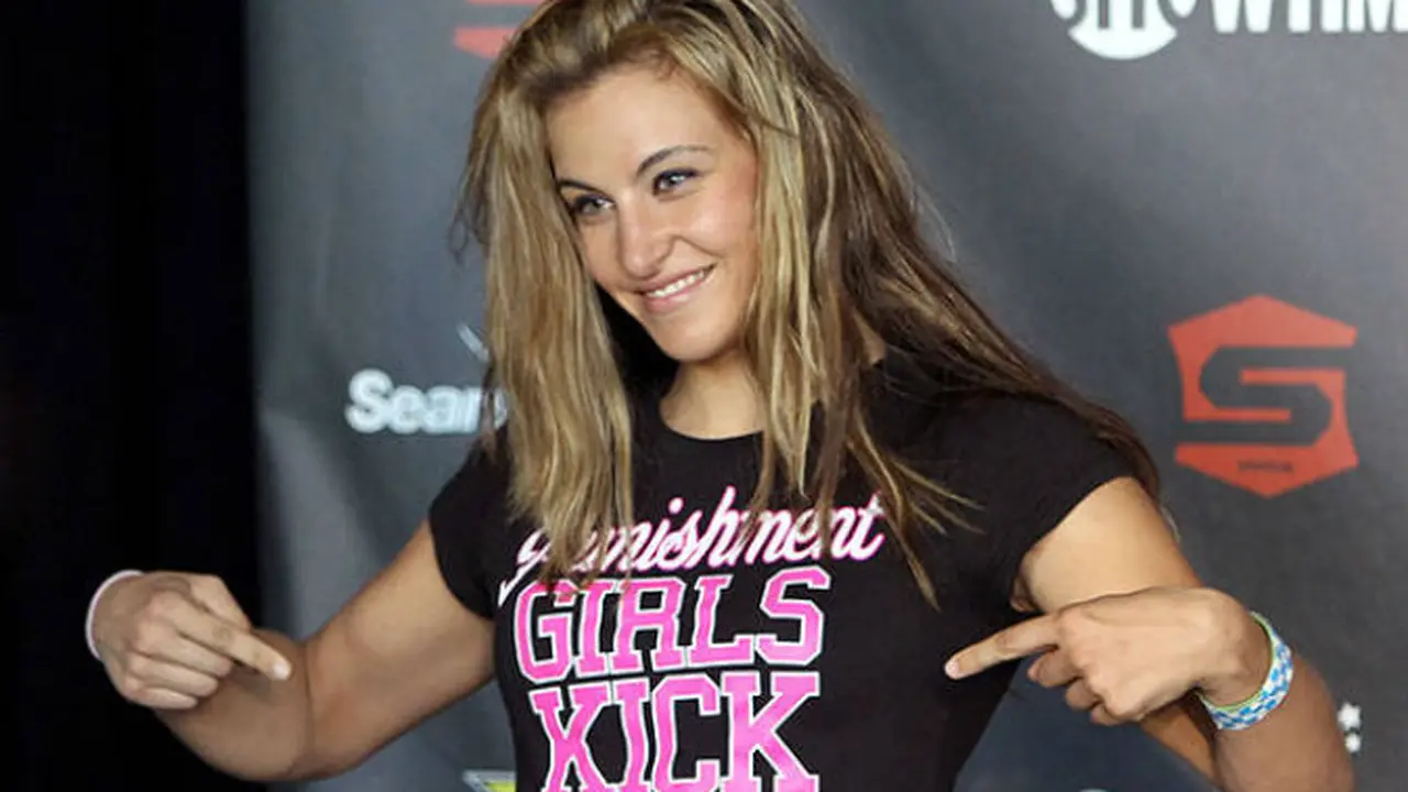 Miesha Tate merupakan ratu UFC baru menggantikan Ronda Rousey