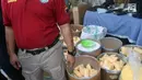 Petugas menunjukkan sejumlah barang bukti saat pengungkapan kasus pabrik pil terlarang jenis Paracetamol Caffein Carisoprodol (PCC) di Semarang, Jawa Tengah, Senin (4/12). (Liputan6.com/Gholib)
