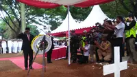 Pemakaman petugas ATC Anthonius Gunawan Agung di TMP (Liputan6.com/Eka Hakim)