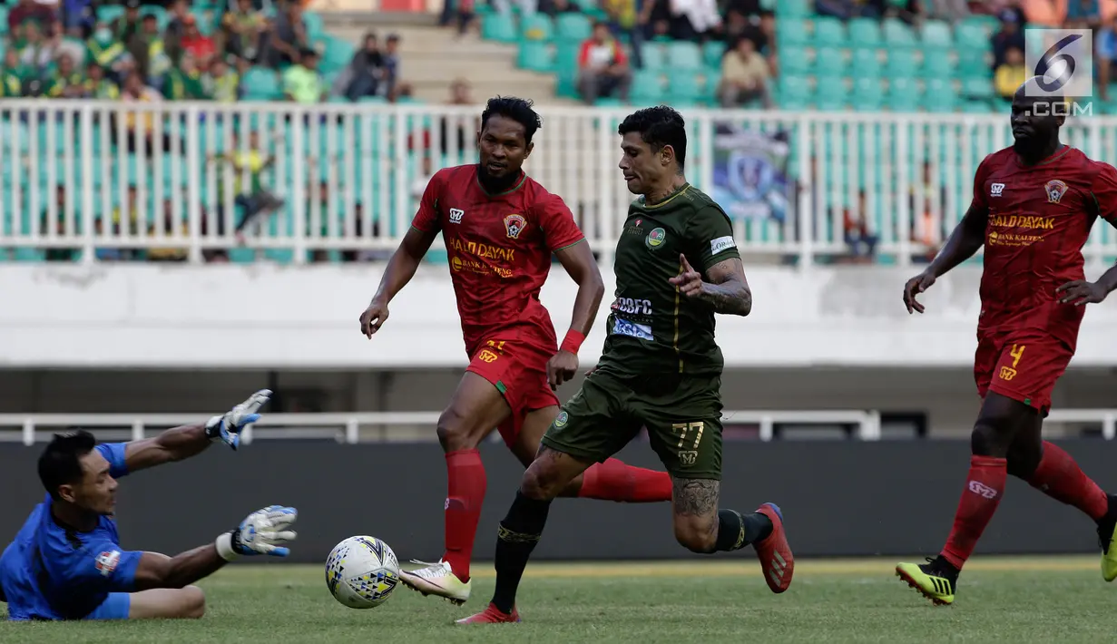 Gelandang Tira Persikabo, Ciro Henrique, berusaha melewati kiper Kalteng Putra, Dimas Galih, pada laga Shopee Liga 1 di Stadion Pakansari, Bogor, Jumat (26/7). Tira Persikabo menang 5-2 atas Kalteng. (Bola.com/Yoppy Renato)
