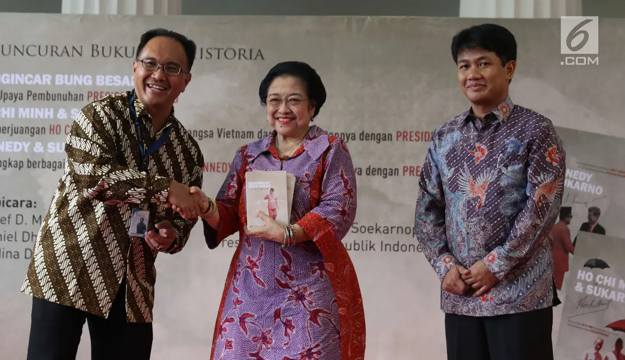 Presiden Indonesia ke-5 Megawati Soekarnoputri (tengah) menerima buku saat peluncuran buku tentang Soekarno di Jakarta, Kamis (30/11). (Liputan6.com/Angga Yuniar)