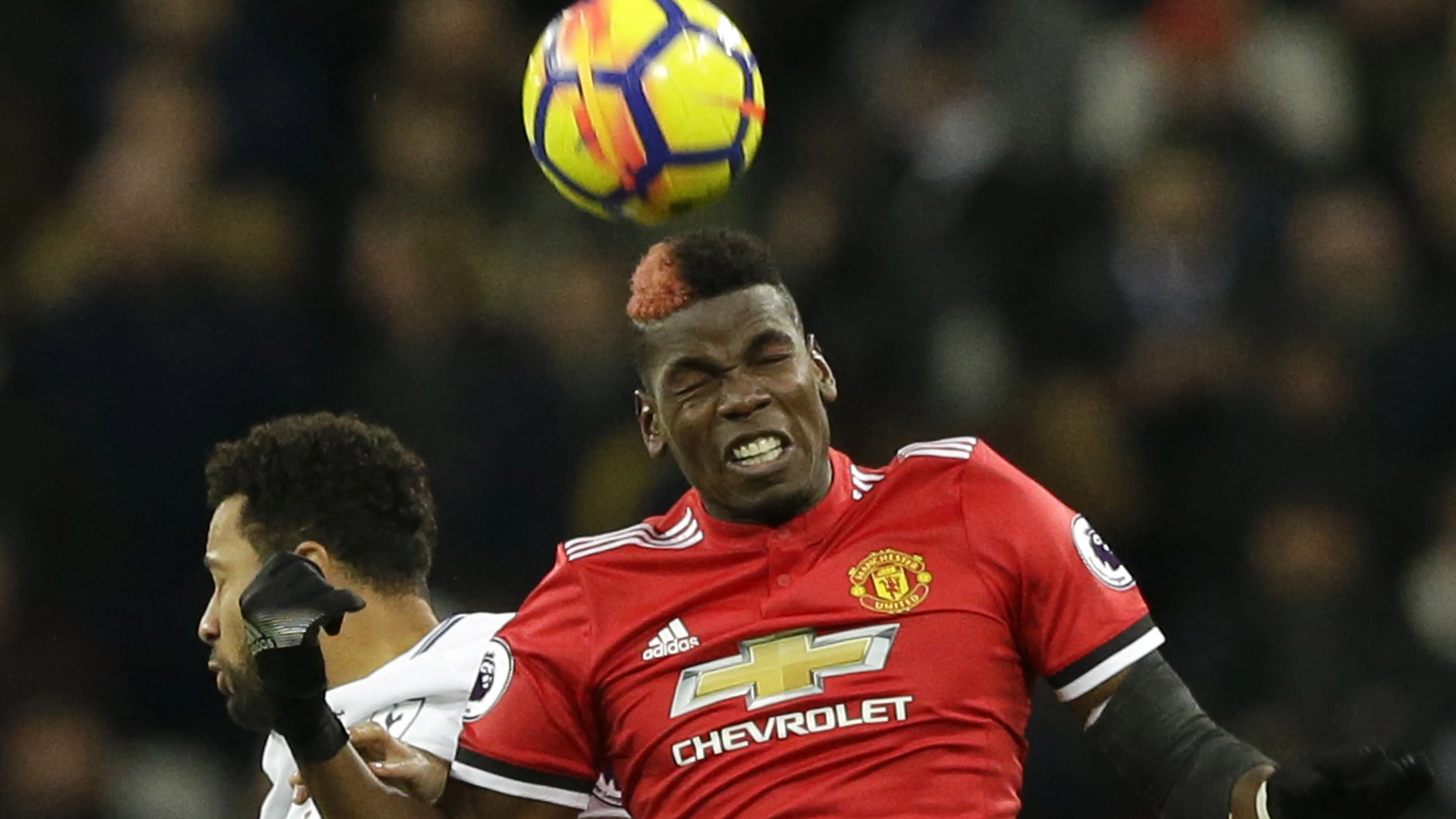 Duel pemain Manchester United, Paul Pogba (AP/Alastair Grant)