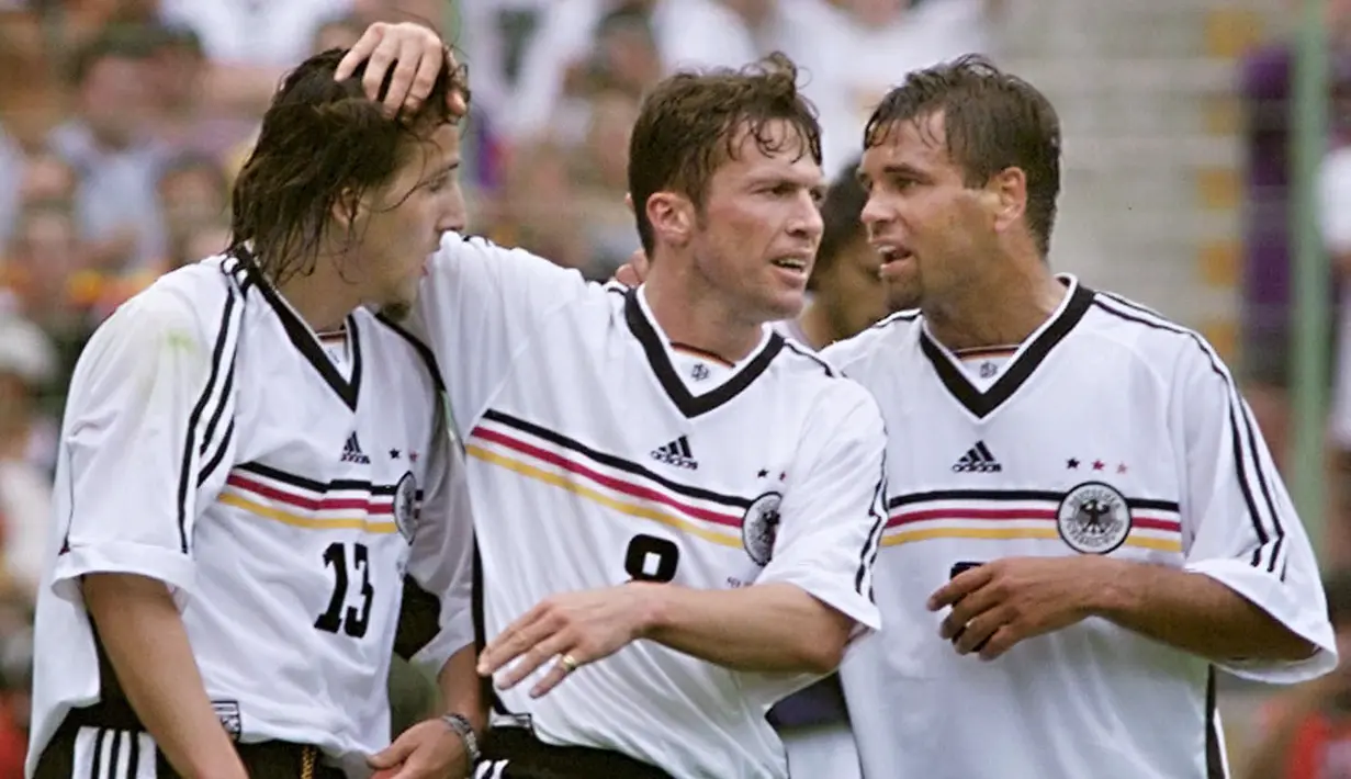 Ulf Kristen (kanan) terakhir bermain di Euro 2000 ketika menghadapi Timnas Portugal. Saat itu umurnya menginjak 34 tahun, 6 bulan, dan 16 hari. Ia merupakan penyerang andalan Timnas Jerman. Sebelum pensiun pada tahun 2003, ia telah membukukan 20 gol di 51 pertandingan. (Foto: AFP/Toshifumi Kitamura)