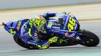 Pembalap Movistar Yamaha, Valentino Rossi beraksi pada latihan bebas keempat MotoGP Catalunya 2017. (Josep LAGO / AFP)