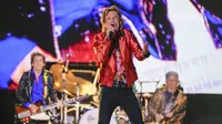 Personel grup band The Rolling Stones Mick Jagger (tengah) tampil pada tur Sixty Stones Europe 2022 di Stadion Wanda Metropolitano, Madrid, Spanyol, 1 Juni 2022. (AP Photo/Manu Fernandez)