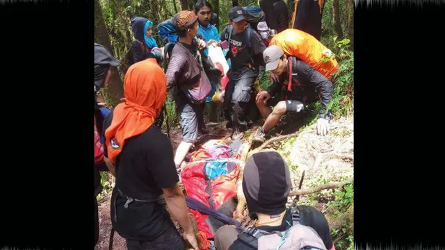 Rombongan pendaki lain menolong pendaki perempuan yang ditinggal rombongan (Istimewa/Liputan6.com)