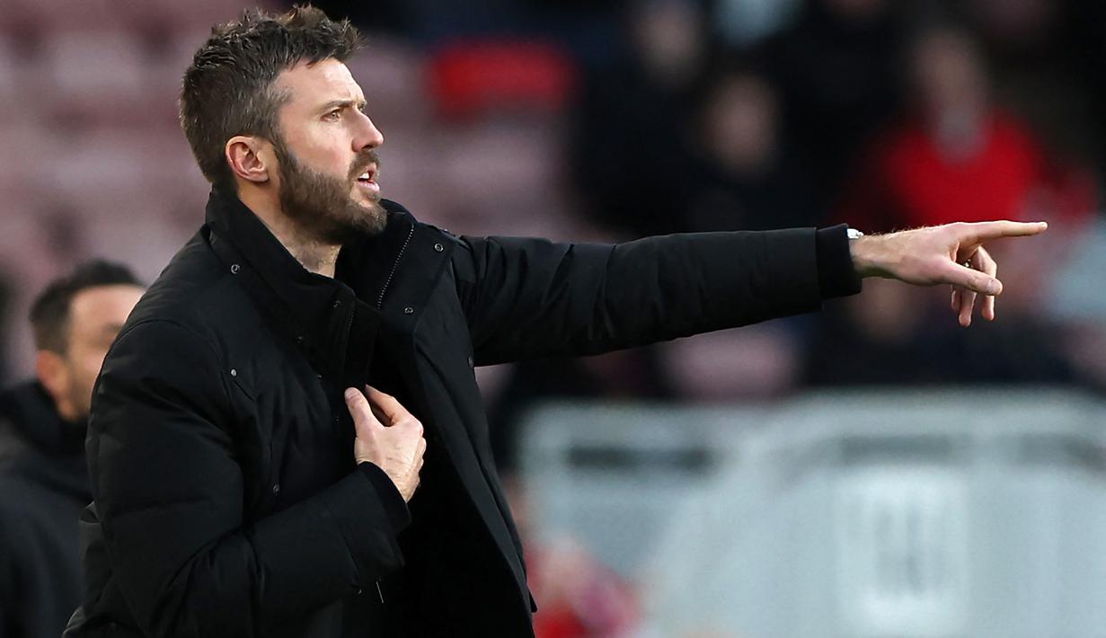 Pelatih Middlesbrough, Michael Carrick memberi instruksi dari pinggir lapangan saat menghadapi Brighton and Hove Albion pada laga putaran ketiga Piala FA 2022/2023 di Riverside Stadium, Middlesbrough (7/1/2023). Michael Carrick saat ini tengah membesut Middlesbrough sejak ditunjuk pada 24 Oktober 2022. Sebelumnya ia sempat menjadi caretaker Manchester United hanya dalam 3 laga, mulai 21 November 2021 hingga 2 Desember 2021. (AFP/Oli Scarff)