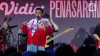 Penampilan penyanyi Sal Priadi saat acara Vidio Penasaran 2025 di The Dome Senayan Park, Jakarta, Kamis (6/2/2025). (Liputan6.com/Herman Zakharia)