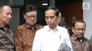 Presiden RI, Joko Widodo (baju putih) saat memberi keterangan usai melihat kondisi terakhir Menko Polhukam Wiranto yang dirawat di RSPAD, Jakarta, Kamis (10/10/2019). Presiden Joko Widodo mengatakan kondisi Wiranto mulai membaik pasca peristiwa penusukan di Banten. (Liputan6.com/Helmi Fithriansyah)