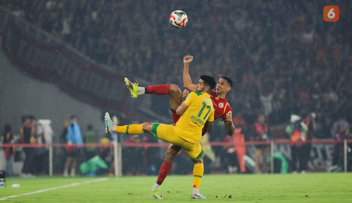 Di babak kedua, Macan Kemayoran terus tampil menekan barisan pertahanan Persebaya. Tampak dalam foto, penyerang Persebaya, Mihailo Perovic (depan) menahan laju pemain Persija saat pertandingan pekan ke-27 BRI Super League 2025/2026 di Stadion Utama Gelora Bung Karno (SUGBK), Jakarta, Sabtu (11/4/2026). (Bola.com/Bagaskara Lazuardi)