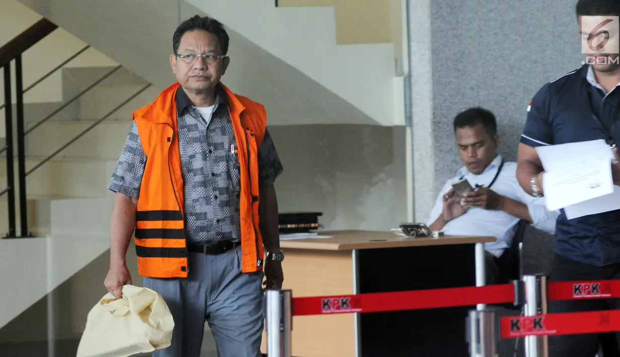 Mantan anggota DPRD Sumut Tahan Manahan Panggabean usai menandatangani berkas surat perpanjangan penahanan di gedung KPK, Jakarta, Kamis (30/8). Tahan Manahan ditahan terkait suap menyetujui Laporan Pertanggungjawaban APBD 2012. (Merdeka.com/Dwi Narwoko)