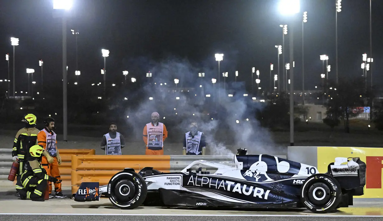 Mobil dari pembalap Alpha Tauri, Pierre Gasly sempat mengalami masalah mesin dan mengeluarkan api. Namun dengan sigap petugas langsung memadamkan api di mobil tersebut. (AFP/Mazen Mahdi)