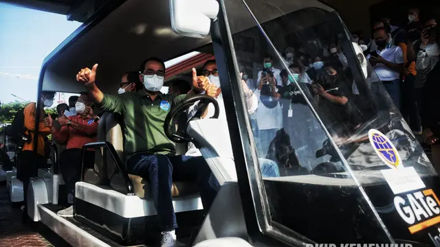 Menhub Budi Karya Sumadi menjajal mobil listrik buatan dalam negeri akan digunakan di dua bandara Internasional dan gelaran acara G20