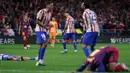 Kedua tim bermain lebih hati-hati, dengan Barcelona tetap mendominasi penguasaan bola. Tampak dalam foto, penyerang Atletico Madrid asal Argentina, Julian Alvarez (tengah) bersama rekan-rekan setimnya merayakan kemenangan di akhir pertandingan leg kedua perempat final Liga Champions 2025/2026 melawan FC Barcelona di Stadion Metropolitano, Madrid pada Selasa 14 April 2026 waktu setempat atau Rabu (15/4/2026) dini hari WIB. (Thomas COEX/AFP)