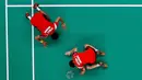 Pasangan ganda campuran Indonesia Tontowi Ahmad/Liliyana Natsir melakukan sujud usai memastikan tiket ke final bulu tangkis Olimpiade Rio 2016, Brasil, Senin (15/8). Tontowi/Liliyana menang dengan 21-16, 21-15. (REUTERS)