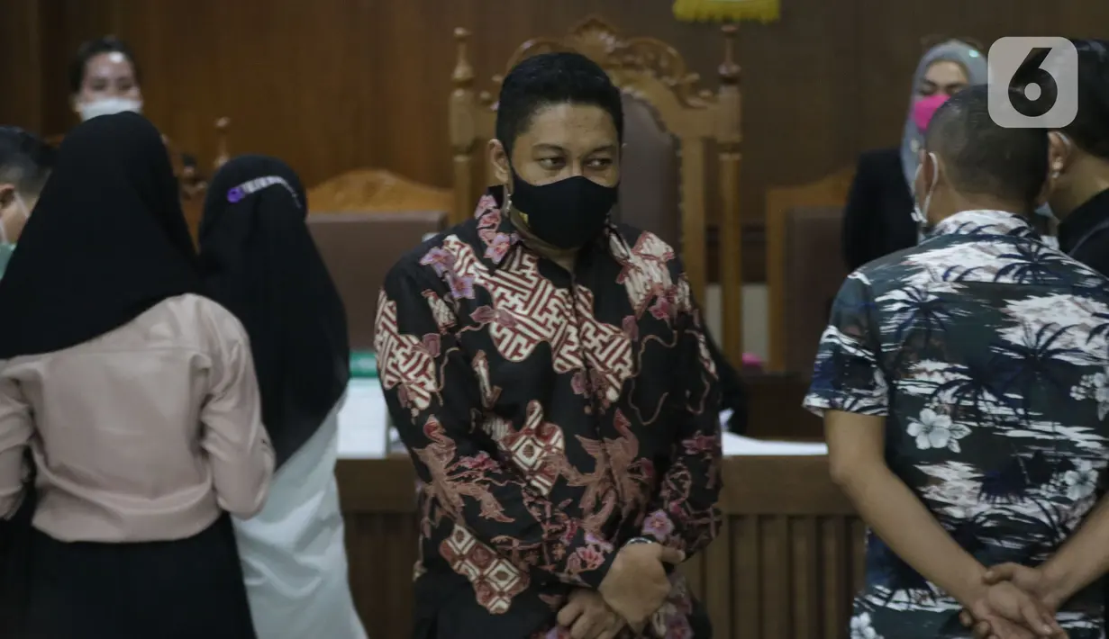 Terdakwa dugaan suap penanganan perkara di KPK yang juga mantan penyidik, AKP Stepanus Robin Pattuju (kiri) saat menjalani sidang lanjutan di Pengadilan Tipikor, Jakarta Pusat, Senin (20/9/2021). Sidang beragendakan keterangan saksi dari JPU KPK. (Liputan6.com/Helmi Fithriansyah)