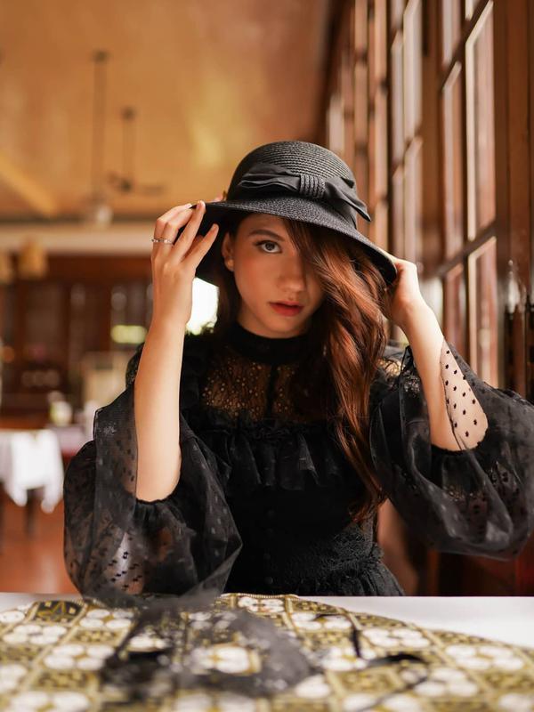 Potret Cassandra Lee Dalam Balutan Busana Serba Hitam. (Sumber: Instagram/cassandraslee)