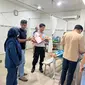 Kapolsek Kota Utara, Gorontalo saat mengevakuasi bayi ke rumah sakit terdekat (Arfandi Ibrahim/Liputan6.com)
