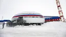 Seorang tentara berdiri di atrium tengah yang disebut "Arctic Trefoil" di Pulau Alexandra Land dekat Nagurskoye, Rusia, Senin (17/5/2021). Pangkalan militer paling utara Rusia ini memproyeksikan kekuatan dan pengaruh Moskow di seluruh Kutub Utara. (AP Photo/Alexander Zemlianichenko)