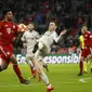 Duel antara Serge Gnabry dan Andrew Robertson pada leg kedua, babak 16 besar Liga Champions yang berlangsung di Stadion Allianz Arena, Munchen, Kamis (14/3). Liverpool menang 3-1. (AFP/Odd Andersen)