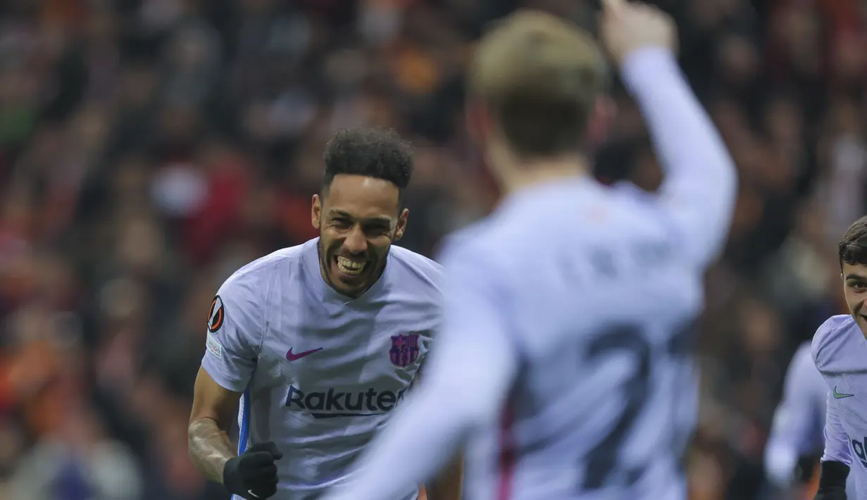 Dibabak kedua, Barcelona berhasil mencetak gol keduanya. Kali ini Aubameyang berhasil menemui sasaran, memanfaatkan asis dari De Jong dalam situasi kemelut di depan gawang Galatasaray. (AP Photo)