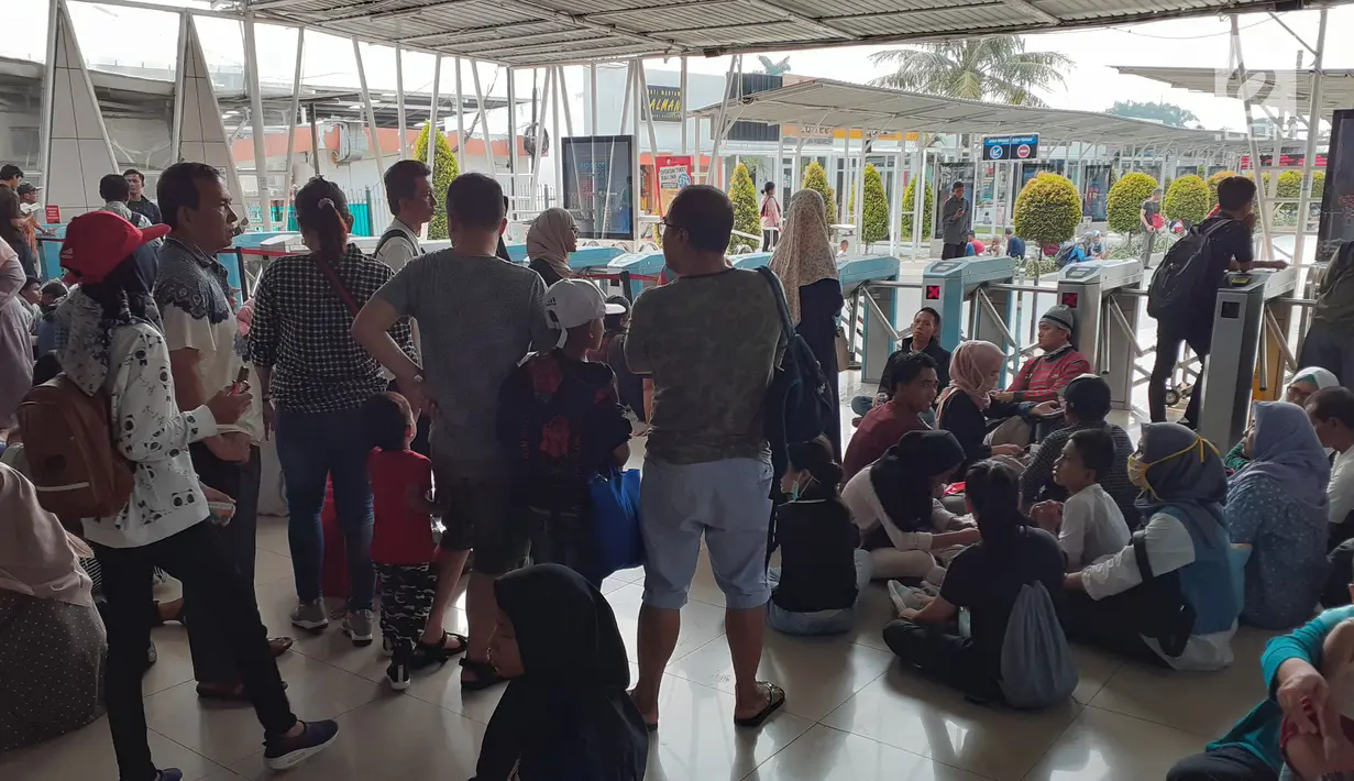 Calon penumpang KRL Commuter Line menanti waktu pemberangkatan di Stasiun Bogor, Jawa Barat, Minggu (4/8/2019). Ratusan calon penumpang KRL Commuter Line tertumpuk di Stasiun Bogor akibat terjadi pemadaman listrik di Jakarta dan sebagian Jawa Barat. (Liputan6.com/Helmi Fithriansyah)