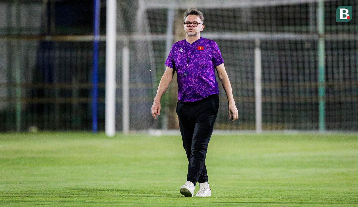 Ekspresi tegang pelatih Vietnam, Philippe Troussier, saat memimpin sesi latihan jelang laga melawan Timnas Indonesia di Lapangan A Senayan, Jakarta, Rabu (20/3/2024). (Bola.com/Bagaskara Lazuardi)