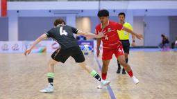 Pemain Timnas Futsal Indonesia, Pieter Everardus Masriat mencoba melewati pemain Australia pada laga terakhir Grup B Piala AFF Futsal 2026 di Nonthaburi Hall, Bangkok, Thailand, Rabu (8/4/2026) siang. (Dok. Federasi Futsal Indonesia)